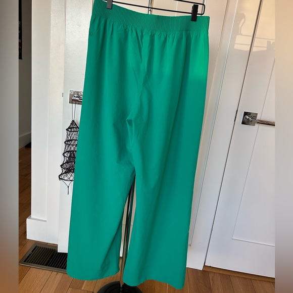 Lululemon Vibrant Green Wide Leg Pants Large - Picture 2 of 4